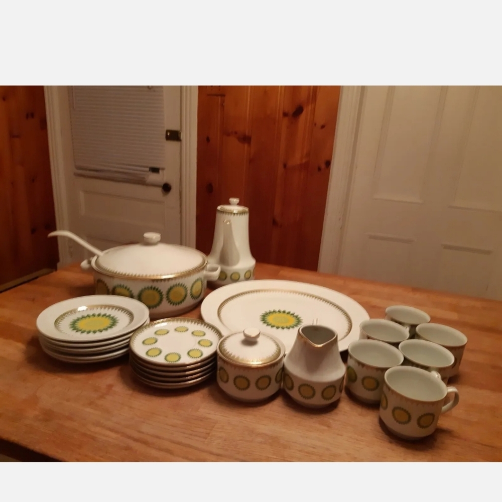 28 pcs CHODZIEZ POLAND White,  Gold & green Porcelain Set.